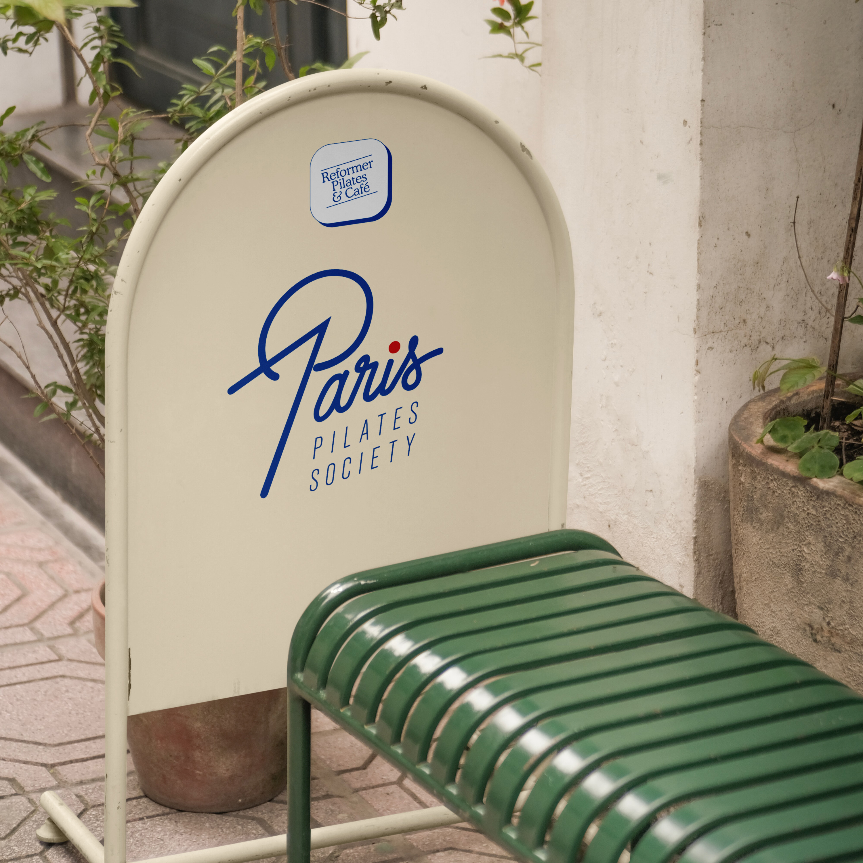 Paris-PS-Bench-Stand-wh-3000